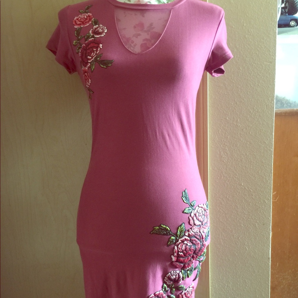 Body conscious dress w/raised floral appliqué.